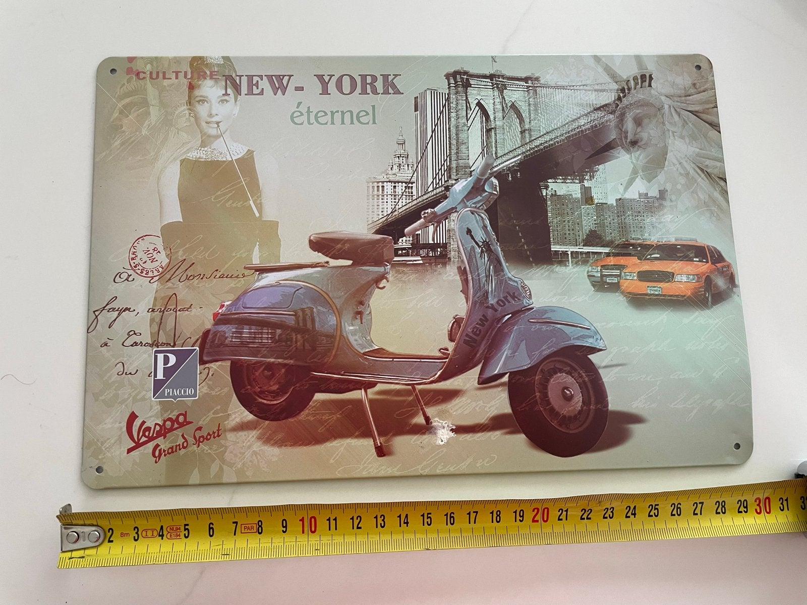Metalen wandplaat New York Vespa Audrey Hepburn, Vintage, Meerkleurig, Nieuw, Ophalen of Verzenden