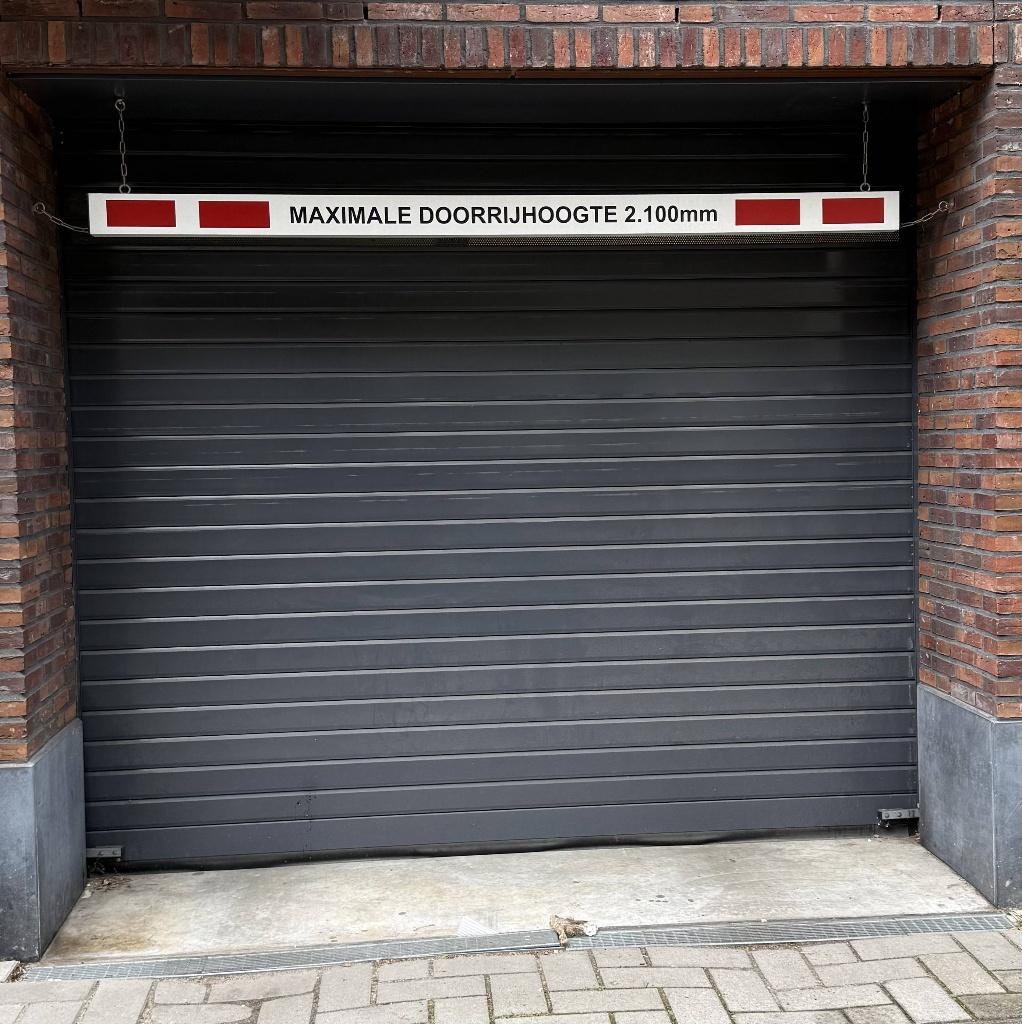 Parking place, Secure basement garage- Oud Zuid, Huizen en Kamers, Garages en Parkeerplaatsen, Amsterdam