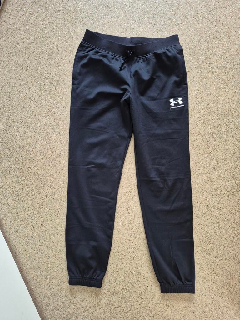 Under Armour Joggingbroek Zwart - Maat YL/JG/J-G, Zwart, Overige typen, Ophalen of Verzenden, Zo goed als nieuw