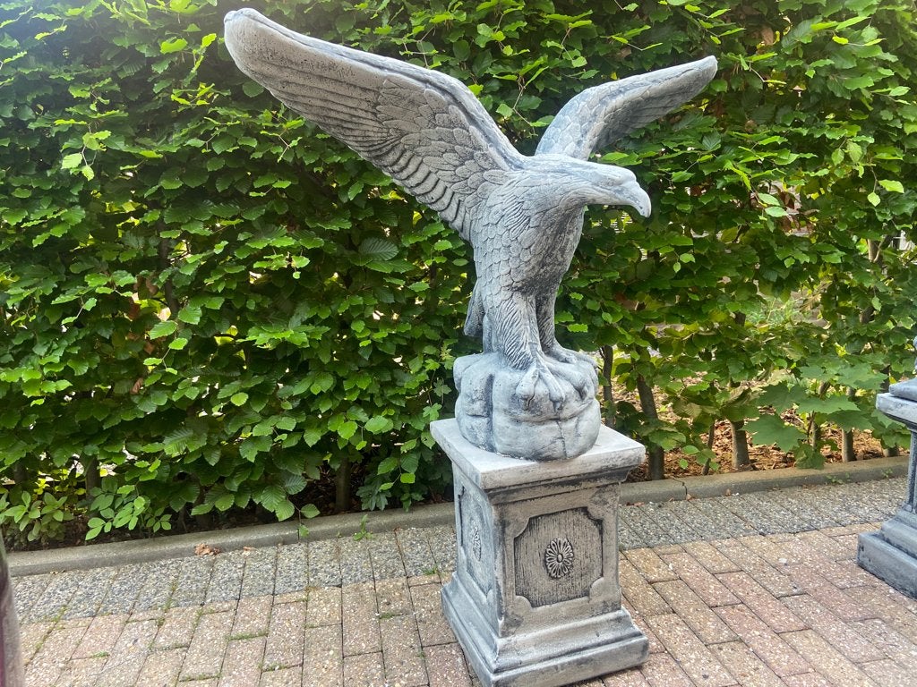 Adelaar op Sokkel , hoogte 110cm, Ophalen, Nieuw, Beton, Dierenbeeld