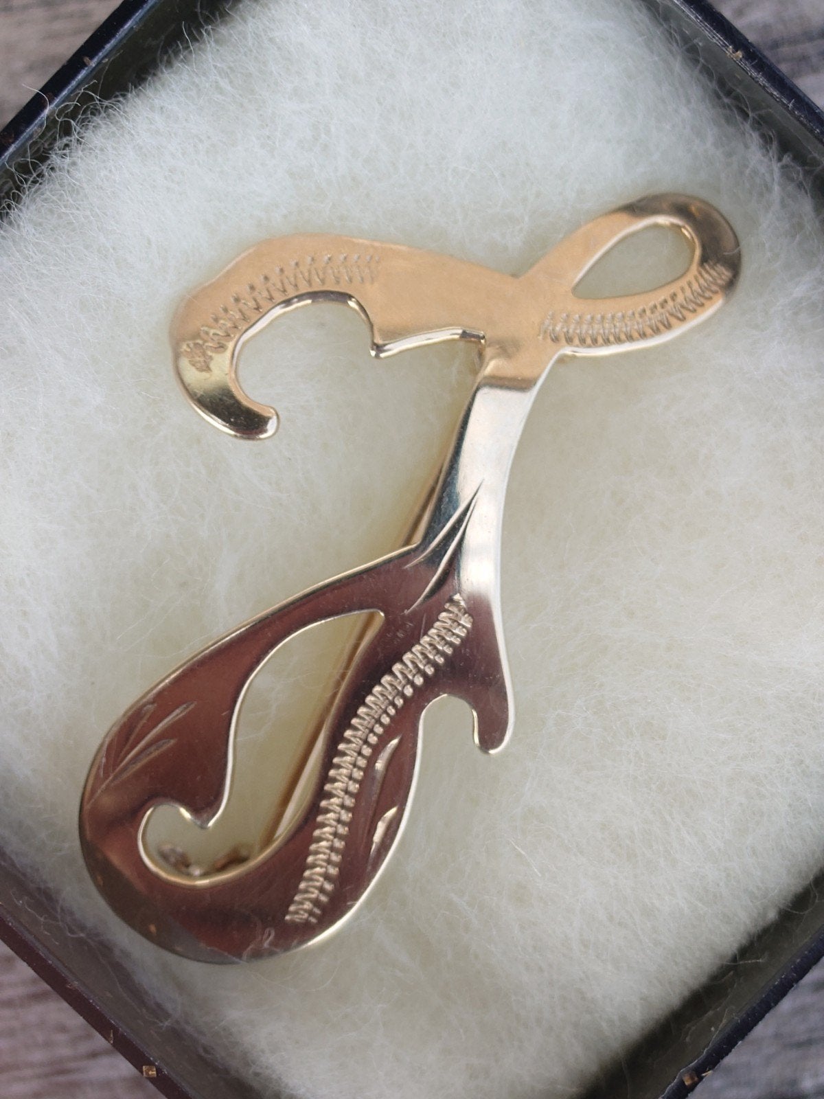 Vintage 14 Karaats Gouden Design Broche letter J, Ophalen, 4 tot 7 cm, Nieuw, Goud