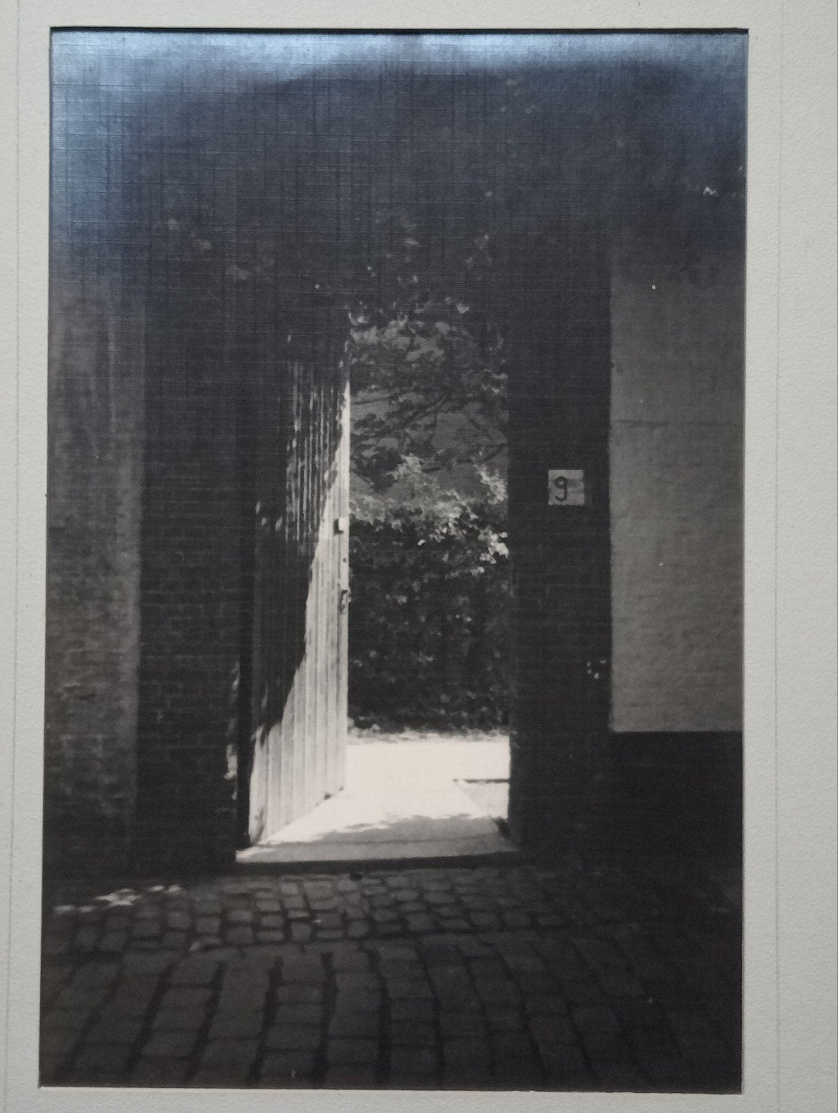 Piet Pijnenburg Foto 'Achterpoortje'  jaren 30, Ophalen of Verzenden, Voor 1940, Gebruikt, Kind