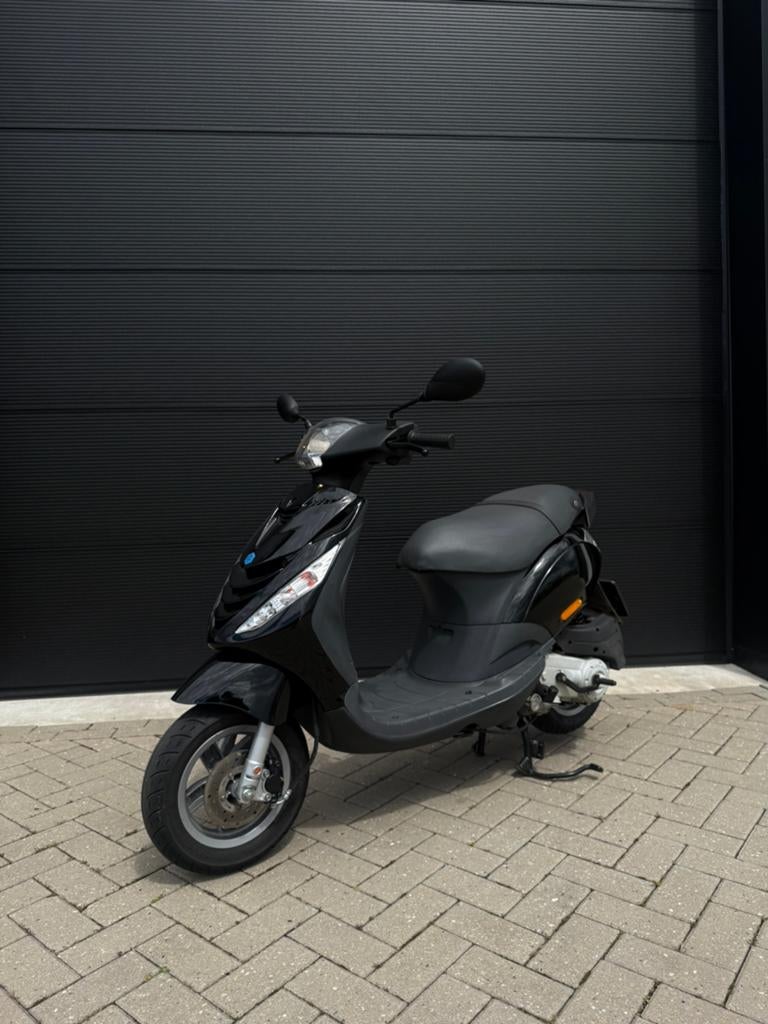 Piaggio Zip 4takt 2V  7000km ( 6 maanden garantie), Fietsen en Brommers, Ophalen, Zo goed als nieuw