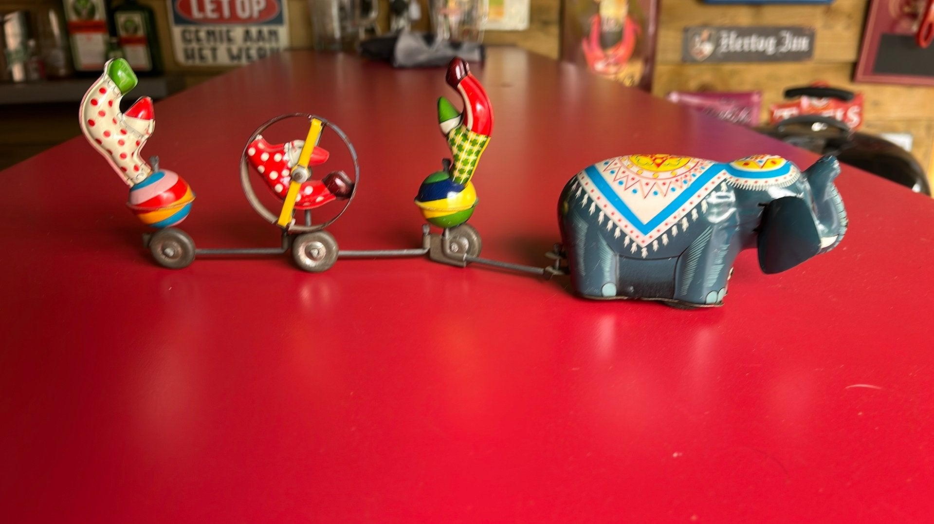 Vintage blikken olifant met acrobaten op wielen, Ophalen of Verzenden
