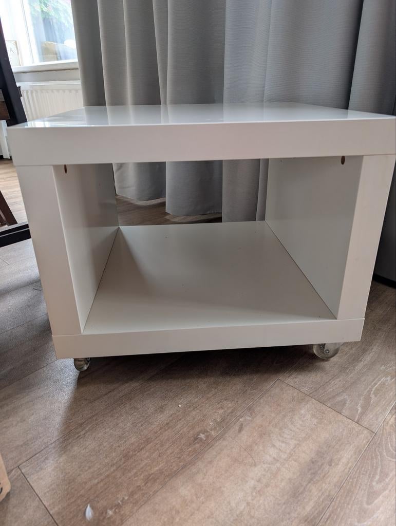 Cremewit tafeltje op wieltjes - 55x55x45 cm, Huis en Inrichting, Ophalen, Overige materialen, Gebruikt, 50 tot 100 cm