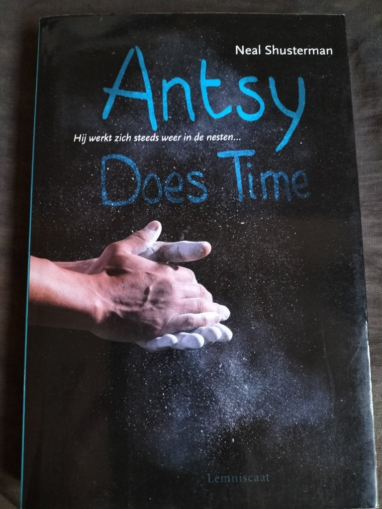 Neal Shusterman - Antsy Does Time (NL, Young Adult, YA), Boeken, Ophalen of Verzenden, Zo goed als nieuw