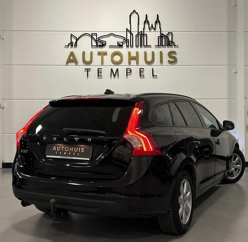 Volvo V60 1.6 D2 Momentum Airco Trekhaak Cruise Bluetooth Pa, Auto's, Volvo, Voorwielaandrijving, Euro 5, Stof, Gebruikt