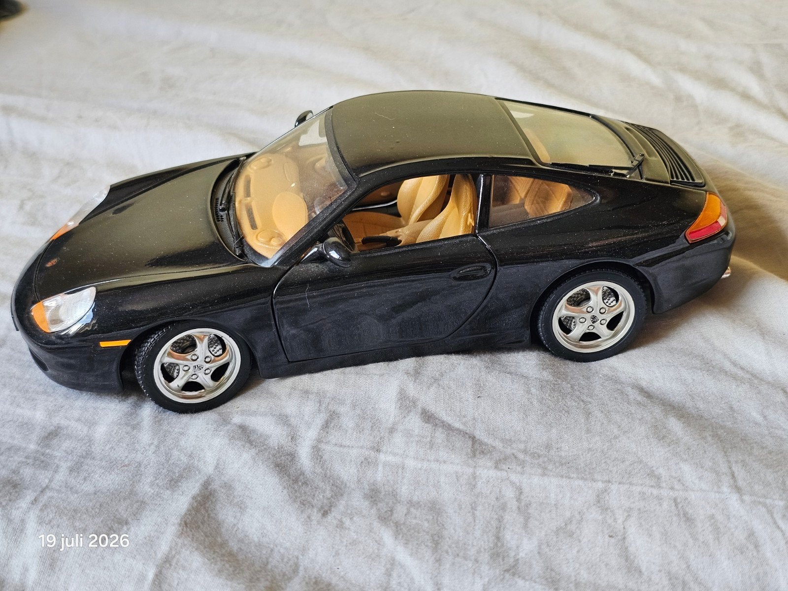 Bburago 1/18 Porsche 911 Carrera (1997) - Z.g.a.n., Ophalen of Verzenden