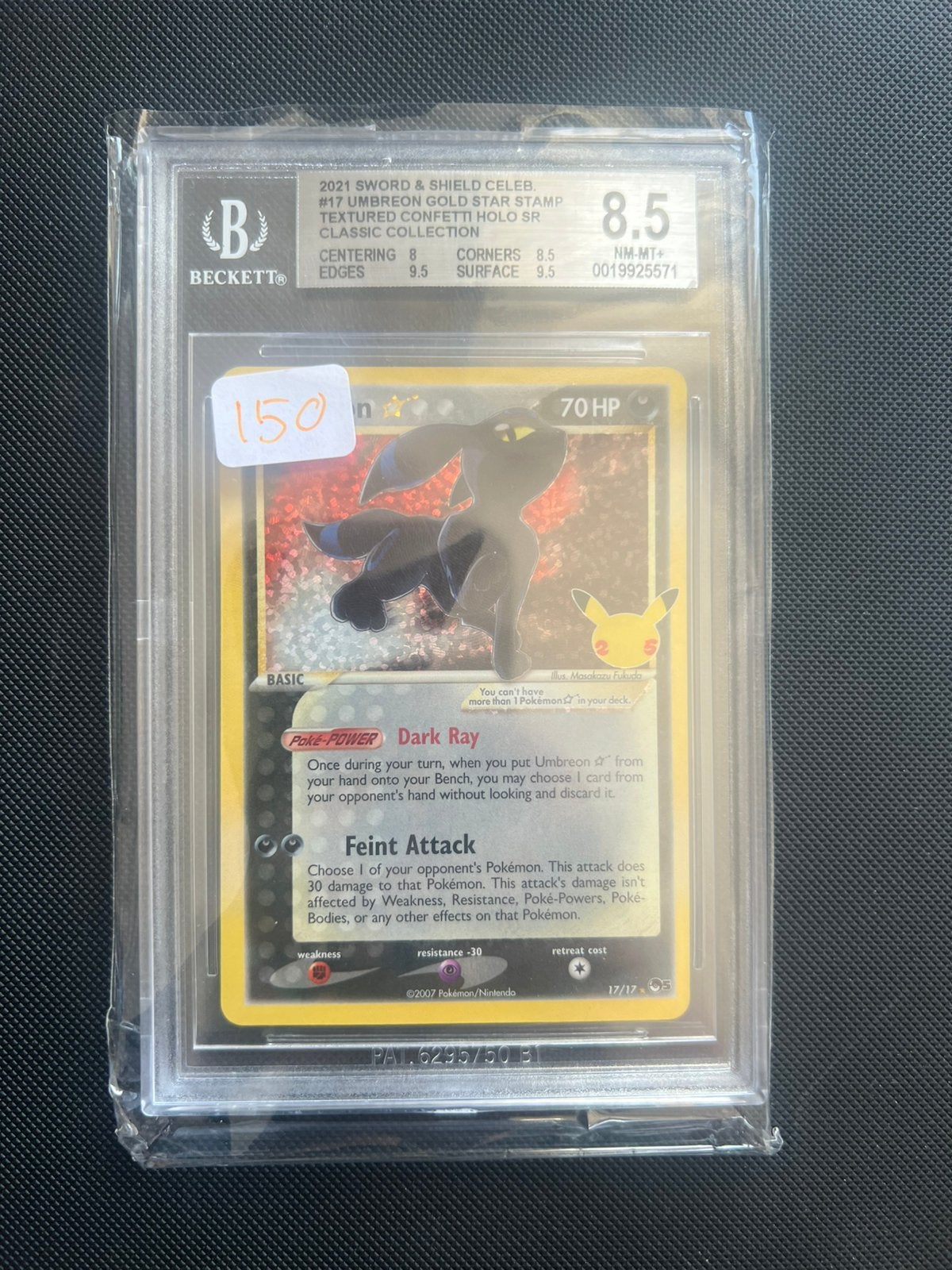 Umbreon gold star Celebrations BGC 8,5, Hobby en Vrije tijd, Verzamelkaartspellen | Pokémon, Ophalen of Verzenden, Zo goed als nieuw