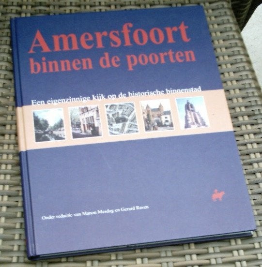 Amersfoort binnen de poorten.Manon Mesdag.Gerard Raven., Ophalen of Verzenden, Zo goed als nieuw