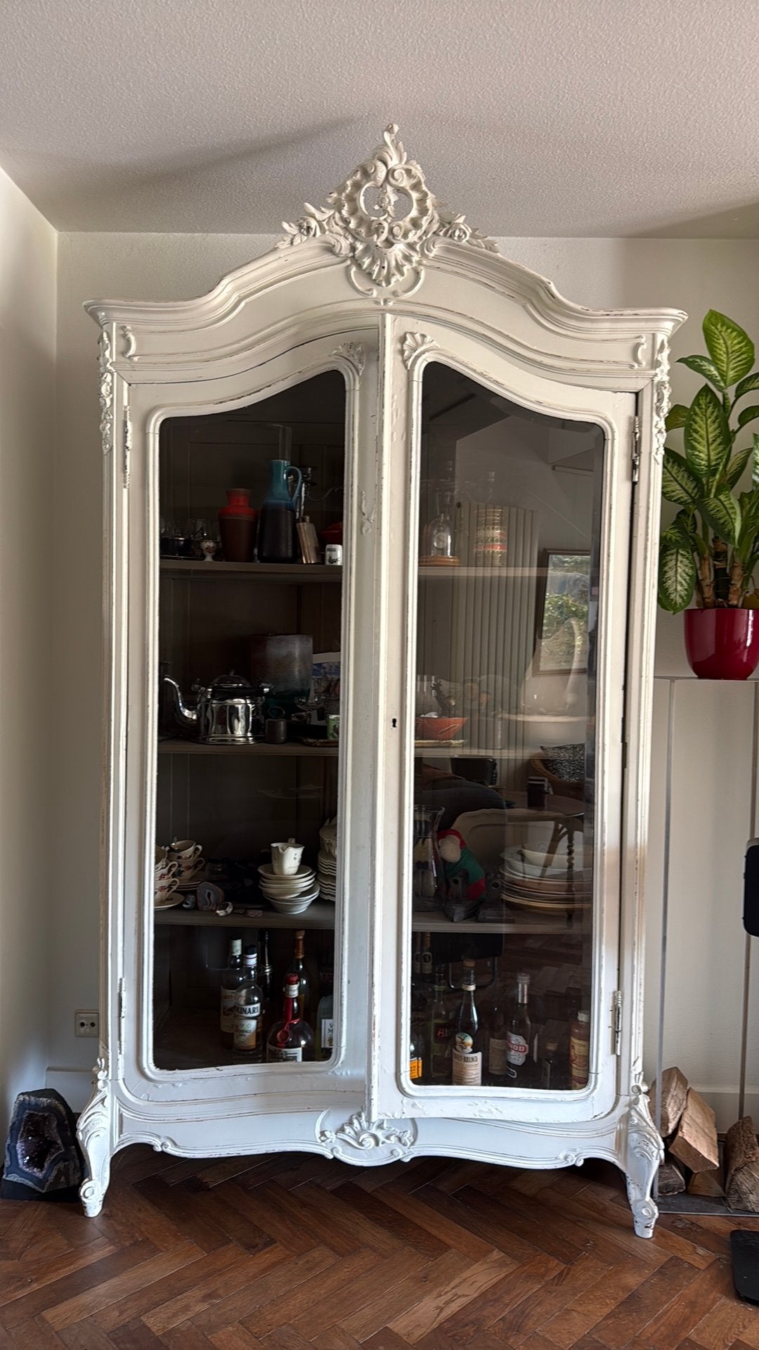 Antieke franse vitrinekast met kuif en houtsnijwerk, Antiek en Kunst, Ophalen