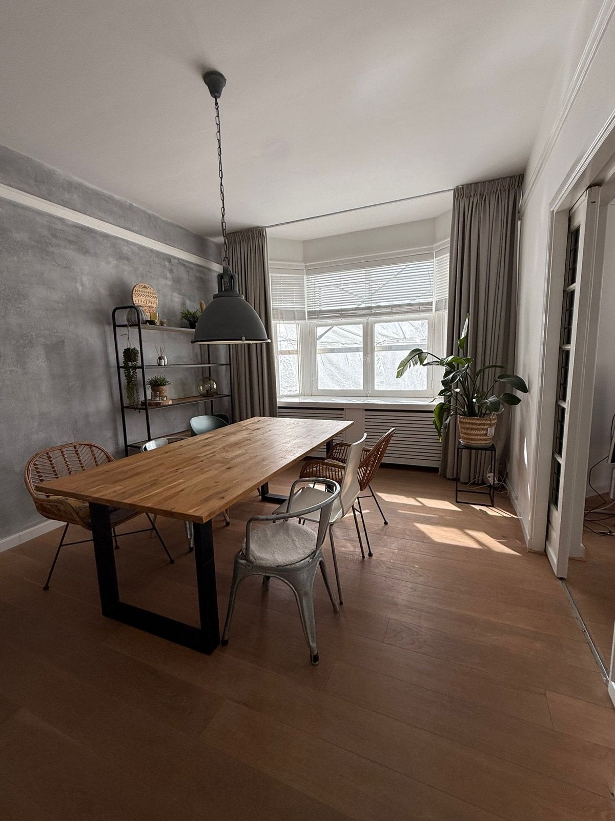 Complete Eetkamer Inboedel: Tafel, Stoelen, Kast, Planten, Ophalen