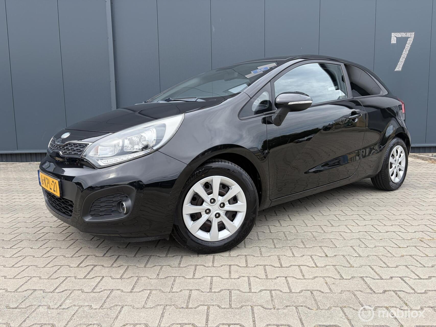 Kia Rio 1.2 CVVT Plus Pack Airco Nieuwe Apk 1ste Eigenaar, Auto's, Euro 5, Zwart, 4 cilinders, Elektrische ramen