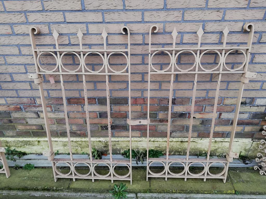 2x Antieke ijzeren dubbele raamhekken 110hx120 en 110x128b, Ophalen