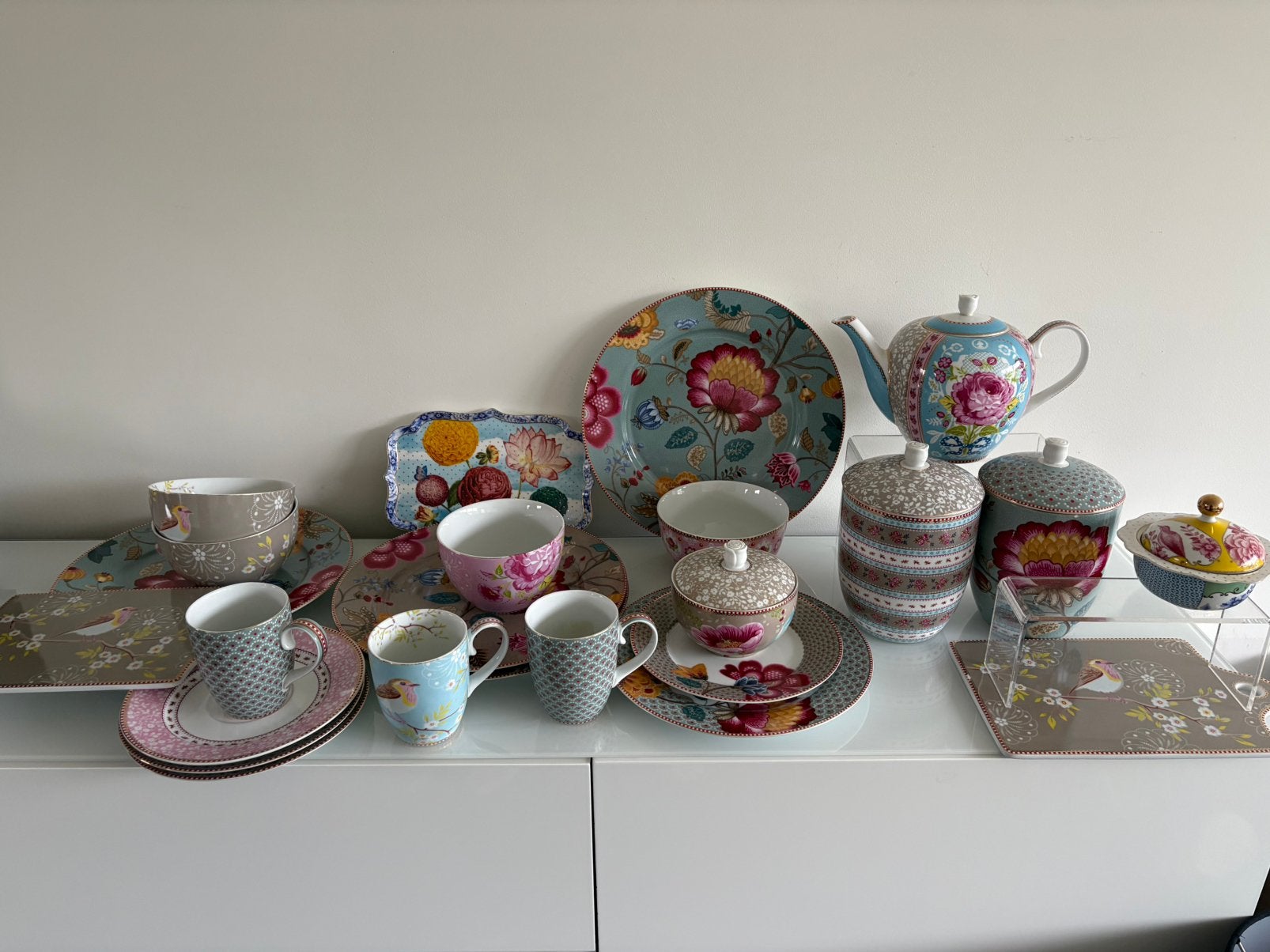 Pip Studio servies: borden, kommen, theepot, mokken, Huis en Inrichting, Keuken | Servies, Zo goed als nieuw, Bord(en), Modern