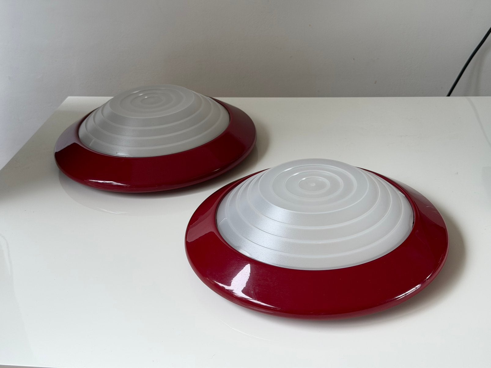 Set (2x) vintage ArteLuce (FLOS) Onda Plafondlamp - Rood, Huis en Inrichting, Lampen | Plafondlampen, Gebruikt, Kunststof, Metaal