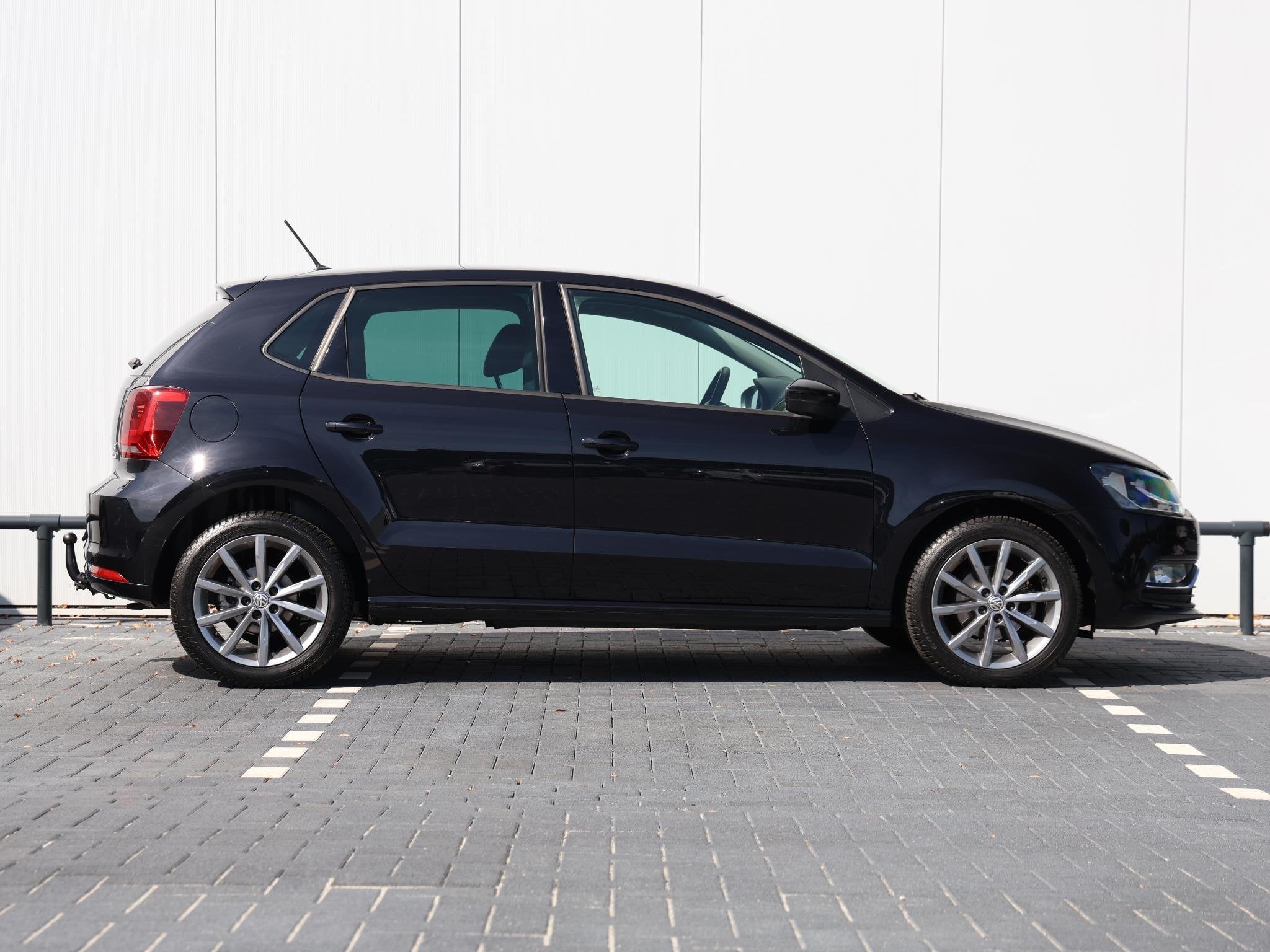 Volkswagen Polo 1.2 TSI First Edition 90pk | Dealer onderhou, Stof, Euro 6, 4 cilinders, Zwart