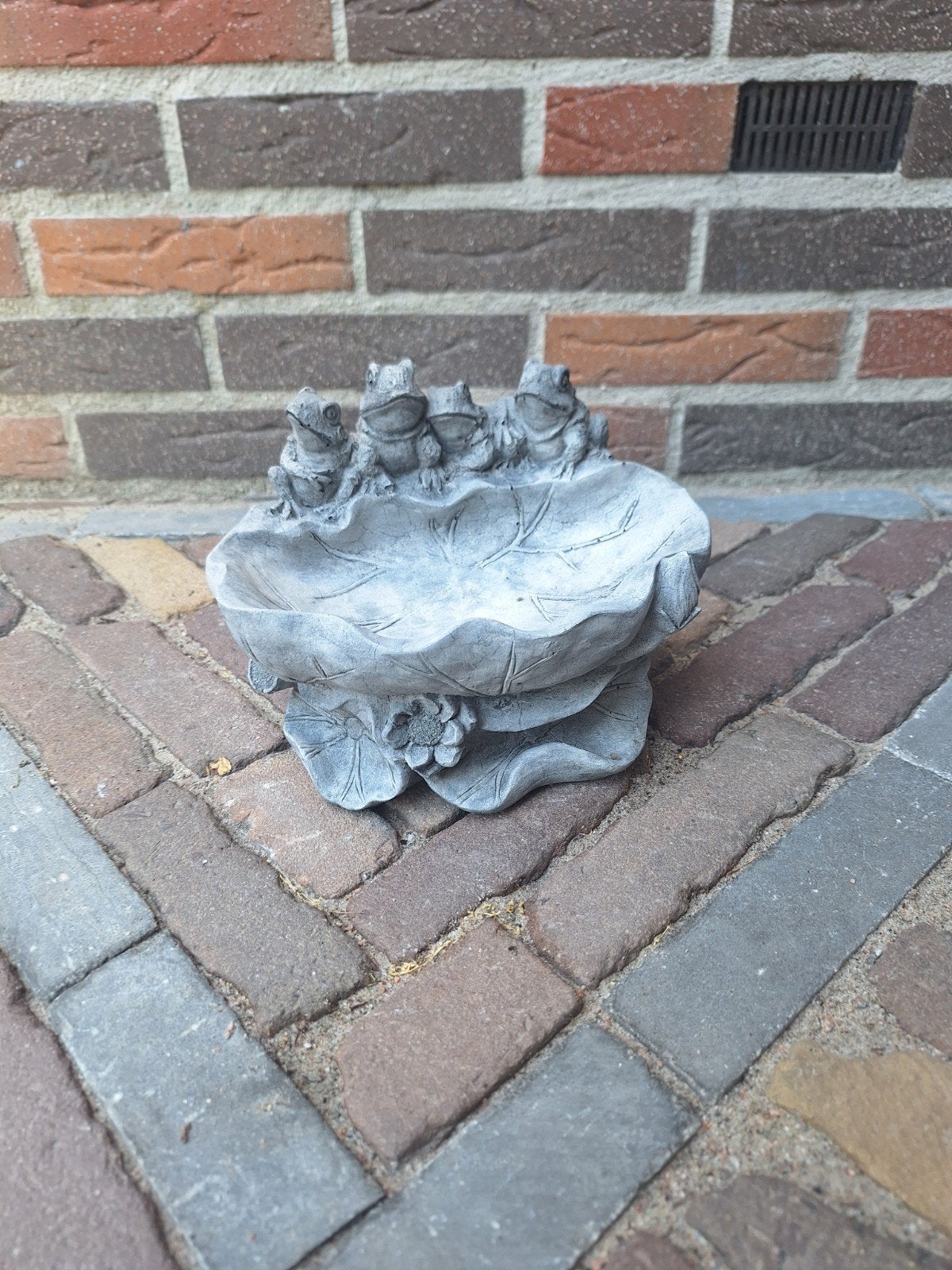 Betonnen drinkbakje met kikkers - 21 cm, Ophalen, Nieuw, Beton, Dierenbeeld