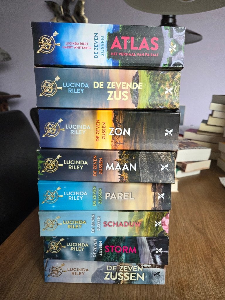 De 7 ZUSSEN compleet 8 boeken, Boeken, Ophalen of Verzenden, Zo goed als nieuw, Lucinda Riley, Nederland