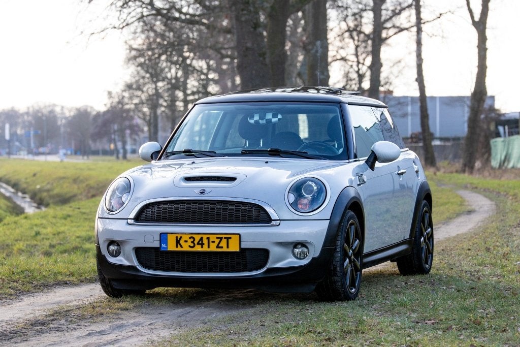 Mini R56 Cooper S Camden 128KW 2010 Wit, Voorwielaandrijving, 40 €/maand, Zwart, 4 cilinders