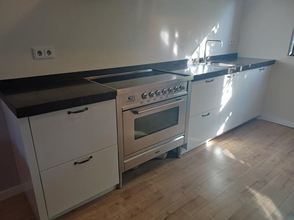 Keuken (belgisch hardsteen aanrechtblad/boretti fornuis), Ophalen, Gebruikt, Wit