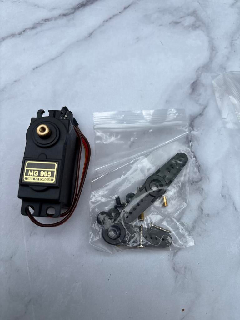 MG 995 Digi Hi Torque Servo met accessoires, Ophalen of Verzenden, Zo goed als nieuw