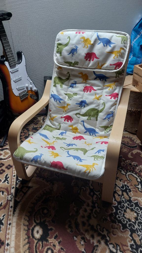 Ikea Poäng kinderstoel met dinosaurusprint - Zo goed als nie, Kinderen en Baby's, Kinderkamer | Tafels en Stoelen, Ophalen of Verzenden