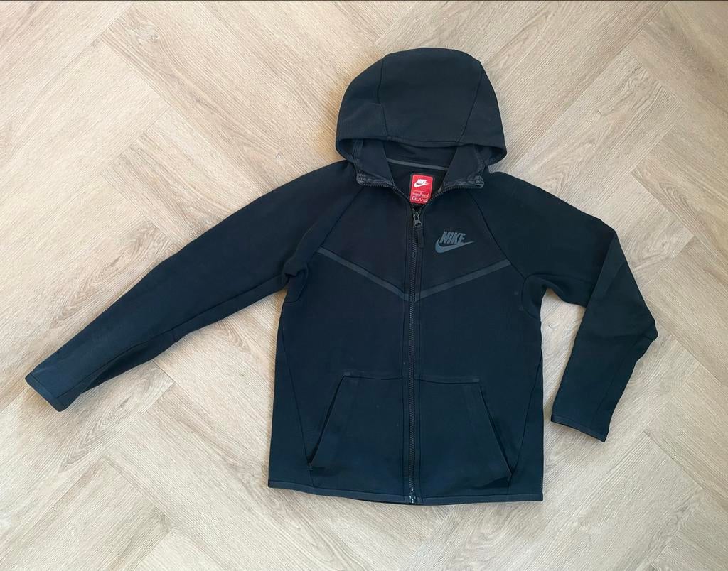 Nike Tech vest met capuchon maat 152, Verzenden, Zo goed als nieuw, Jongen of Meisje, Trui of Vest