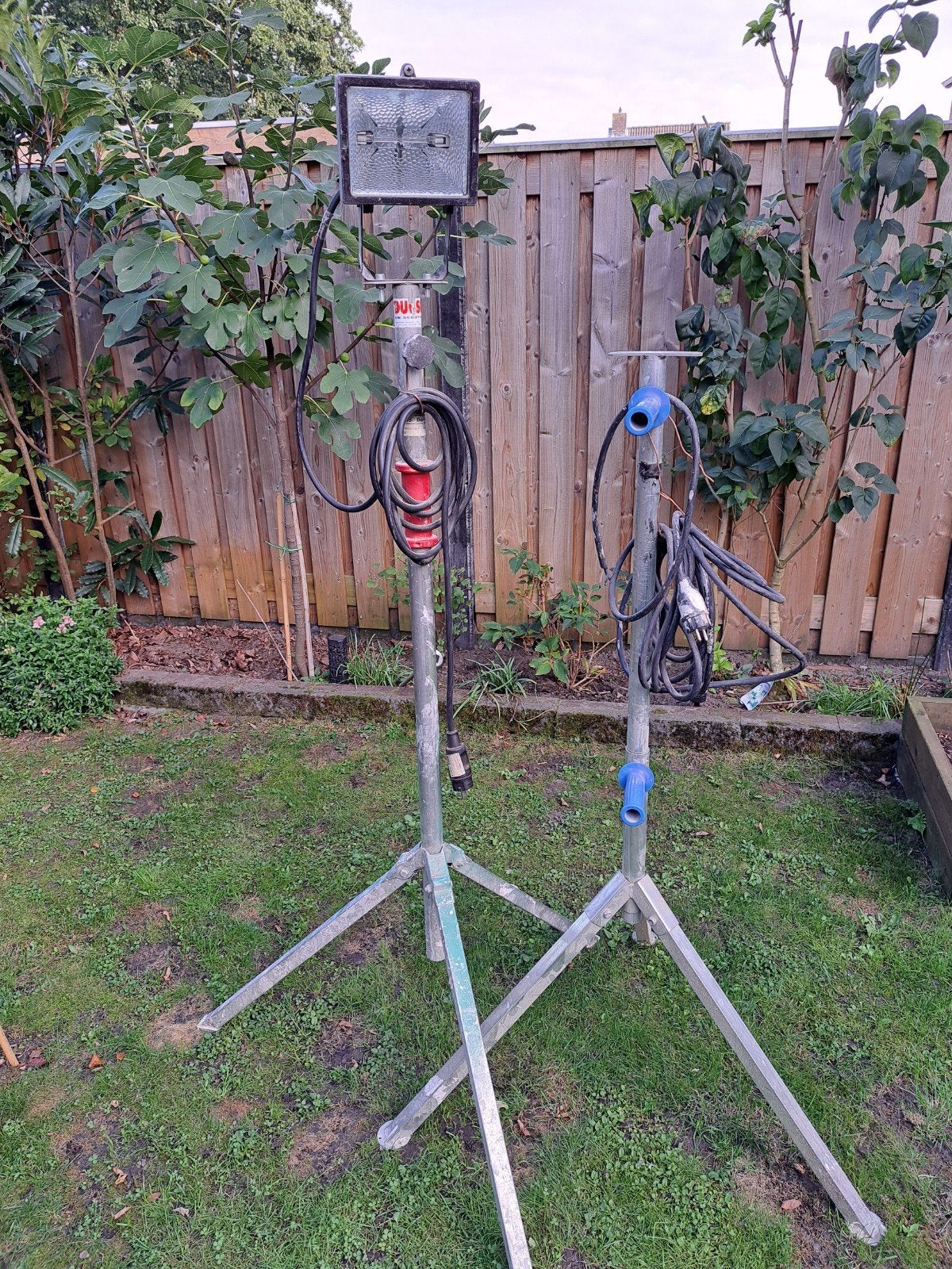 Twee bouwlampen op statief (één met lamp), Doe-het-zelf en Verbouw, Ophalen, Gebruikt, Lamp met armatuur, Met statief