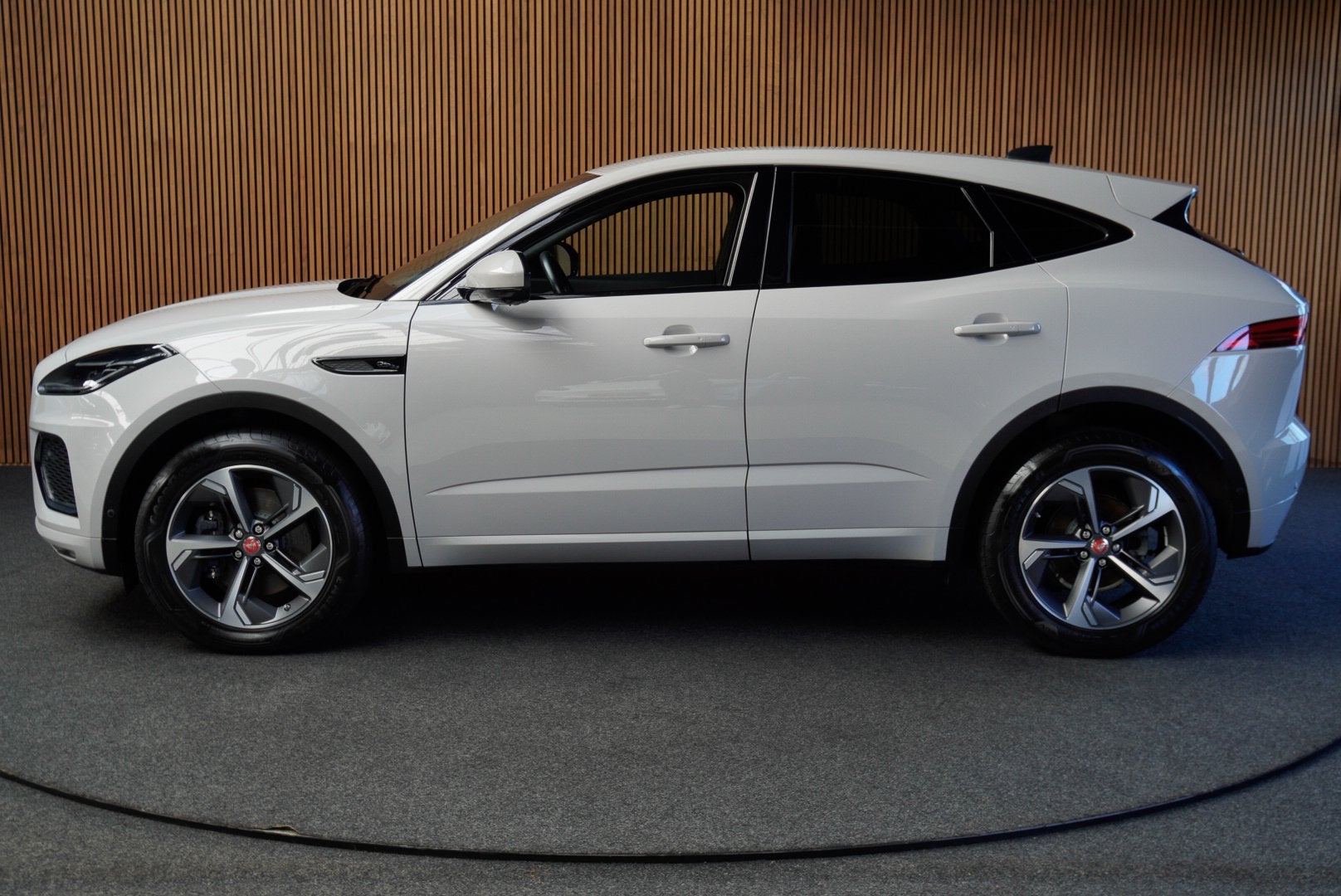 Jaguar E-Pace 1.5 P160 R-Dynamic SE Leer ACC 360 Meridian, Auto's, Dealer onderhouden, 1683 kg, Zwart, 160 pk