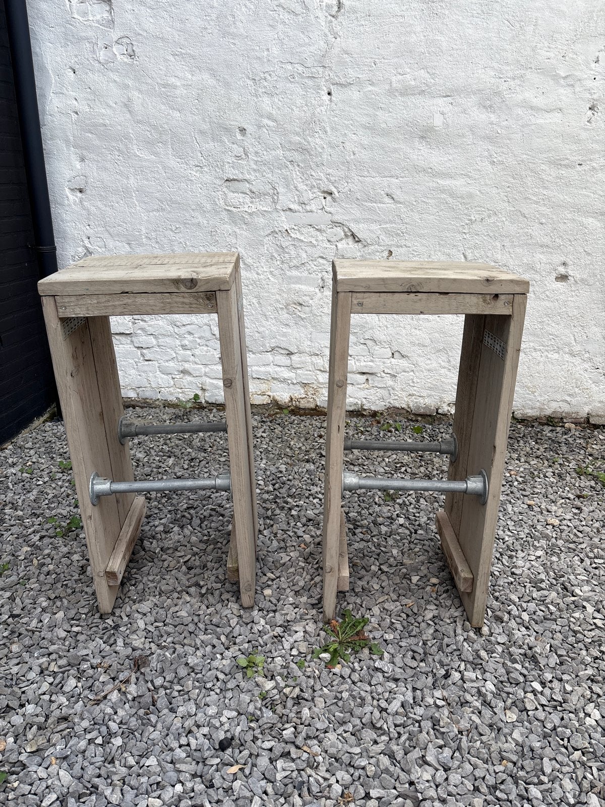 Set van 2 robuuste houten krukken met metalen voetsteun, Huis en Inrichting, Barkrukken, Ophalen, Gebruikt, Met voetsteun, 60 tot 90 cm