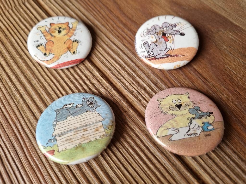 4 Zeldzame Vintage Katten Poezen en Muis Buttons Uli Stein, Verzamelen, Speldjes, Pins en Buttons, Verzenden, Gebruikt, Dier of Natuur