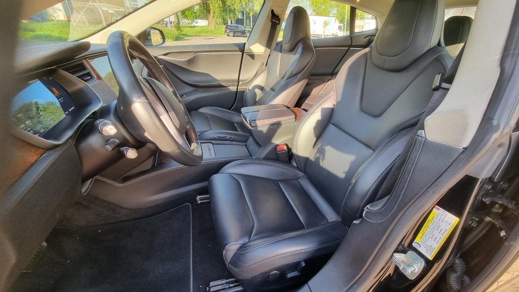 Foto 6 van Tesla Model S Green Black iridescent wrap - origineel Zwart
