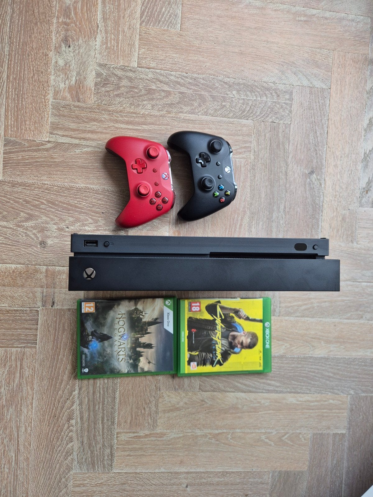 Xbox One X 1TB  met 1 controller en 2 games, Spelcomputers en Games, Games | Xbox One, Online, Vanaf 18 jaar, 1 speler, Ophalen of Verzenden