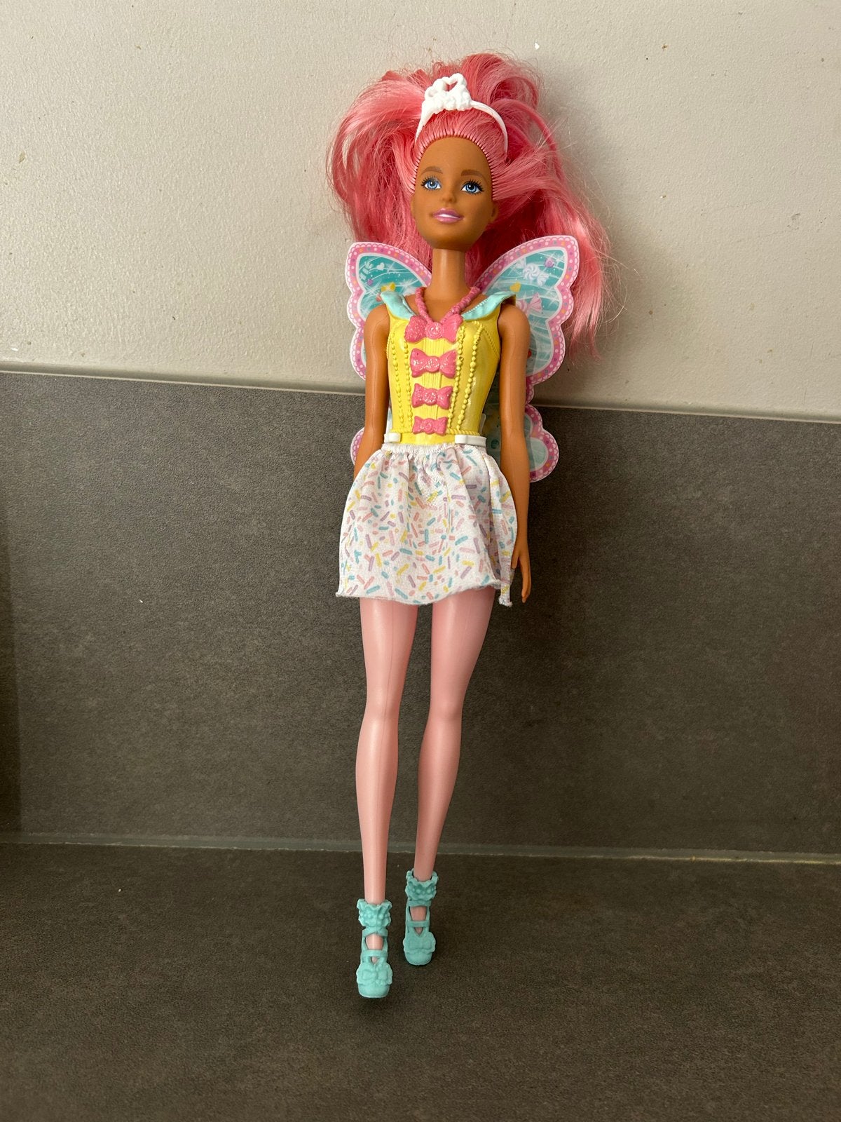 Barbie Dreamtopia Sweetville Fee FXT03 met Vlindervleugels, Ophalen of Verzenden, Zo goed als nieuw, Barbie