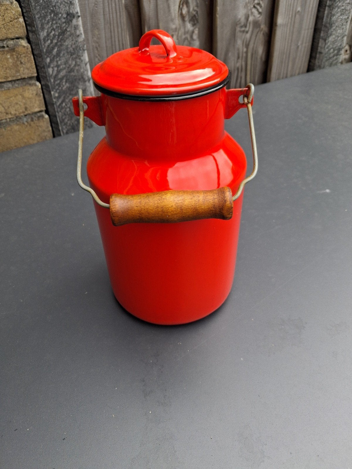 Vintage rode emaille melkbus met houten handvat, Ophalen of Verzenden