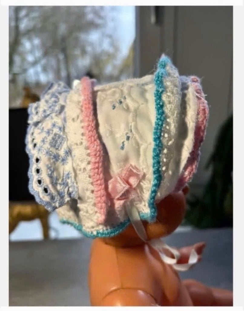 Schattig brocante mutsje met kant lint 3-kleurig, Ophalen of Verzenden, Zo goed als nieuw, X, Kleertjes