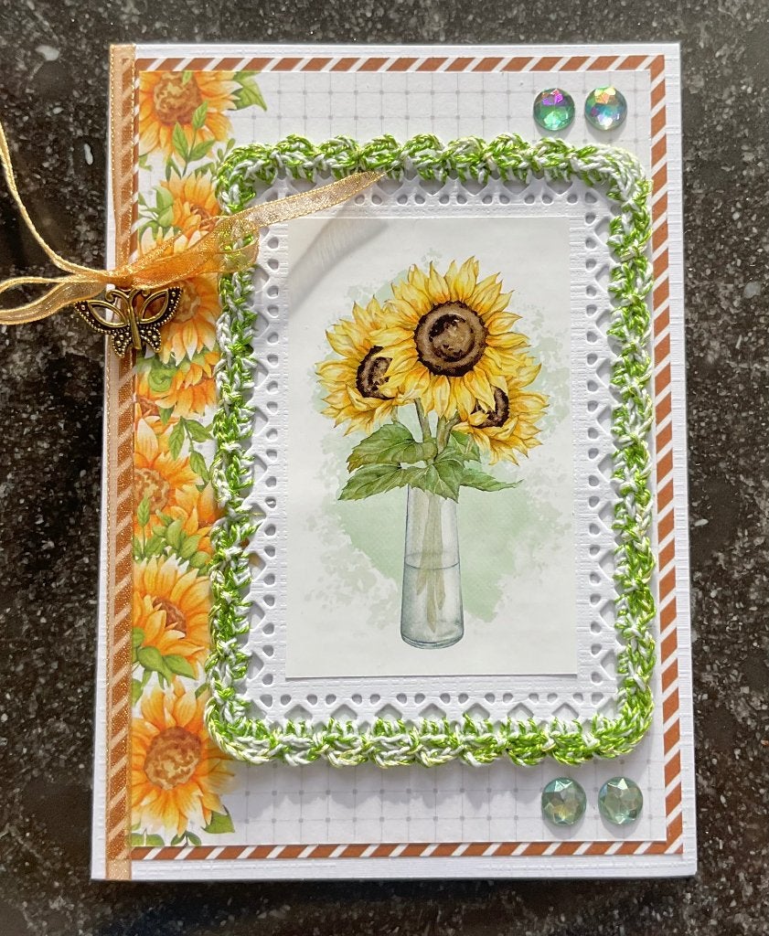 Nr 52 wenskaart met haakwerk Zonnebloemen, Hobby en Vrije tijd, Ophalen of Verzenden, Nieuw, Overige thema's