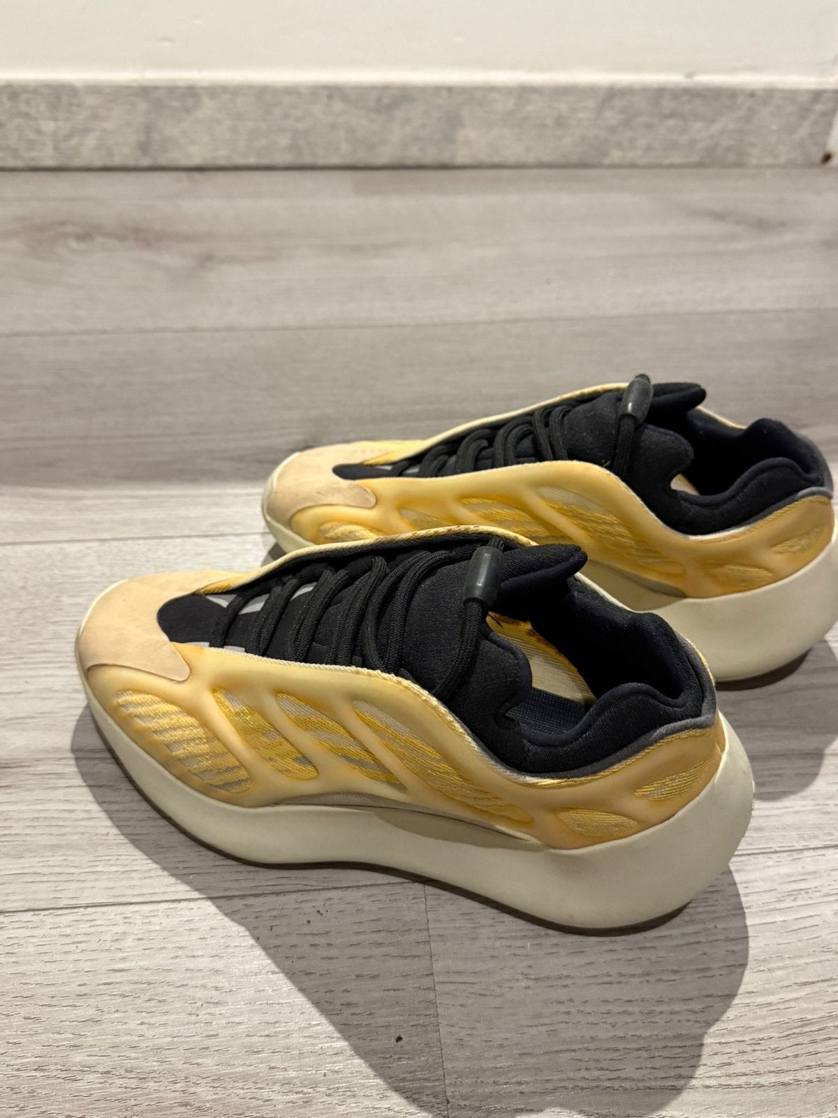 Adidas Yeezy 700 V3 Azael, Verzenden, Zo goed als nieuw, Overige kleuren, Sneakers of Gympen