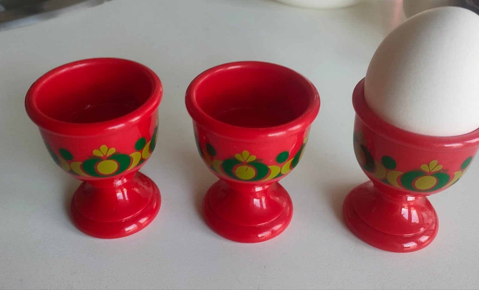 Retro jaren '70 rode Emsa kunststof eierdopjes groene print., Ophalen of Verzenden, Huis en Inrichting