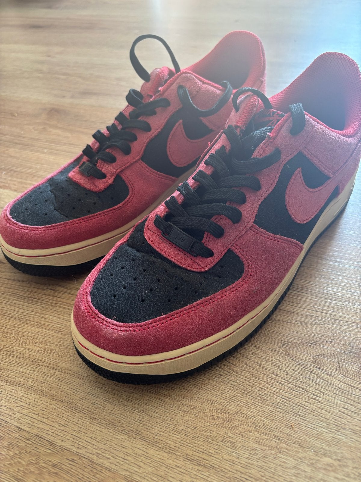 Nike Air Force 1 Low - Rood/Zwart Suède maat 43, Kleding | Heren, Ophalen of Verzenden, Gedragen, Zwart, Sneakers of Gympen
