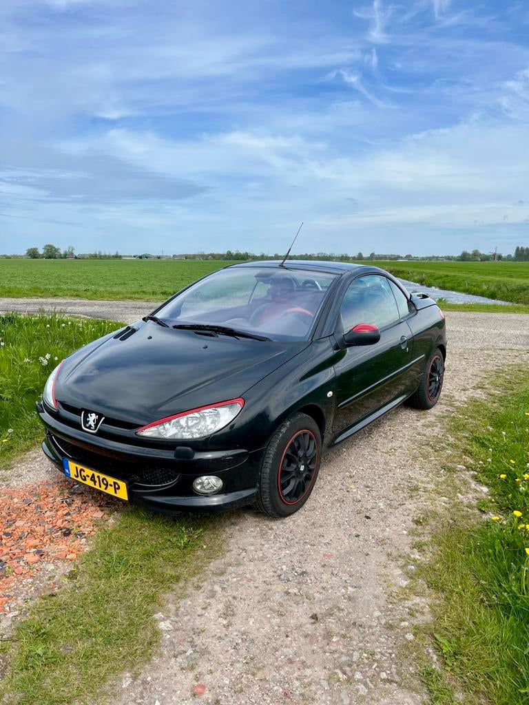 Peugeot 206 CC Cabrio – Rijdend – Opknapper / Projectauto, Auto's, Peugeot, Particulier, Benzine, Cabriolet, Geïmporteerd, Zwart