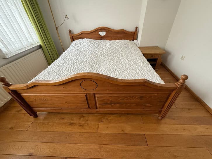 Houten tweepersoonsbed met sierlijke details, Ophalen, Gebruikt, Bruin, Tweepersoons