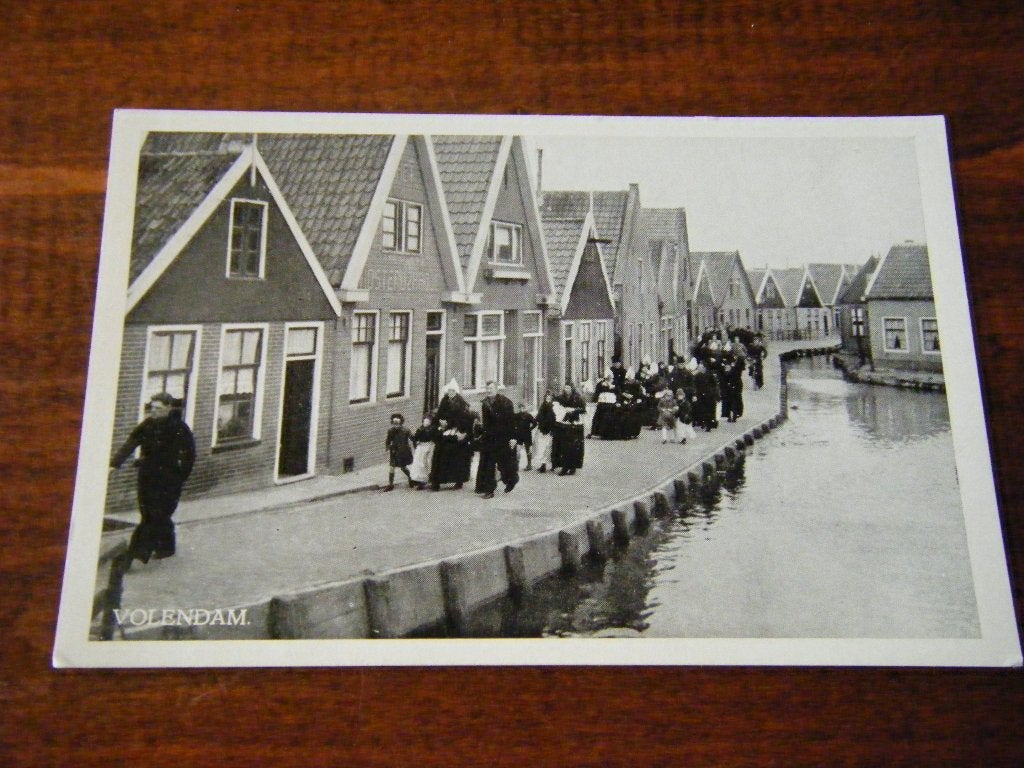K40 - Volendam - Klederdracht - Optocht - Mooi/Oud, Ophalen of Verzenden, 1940 tot 1960, Noord-Holland