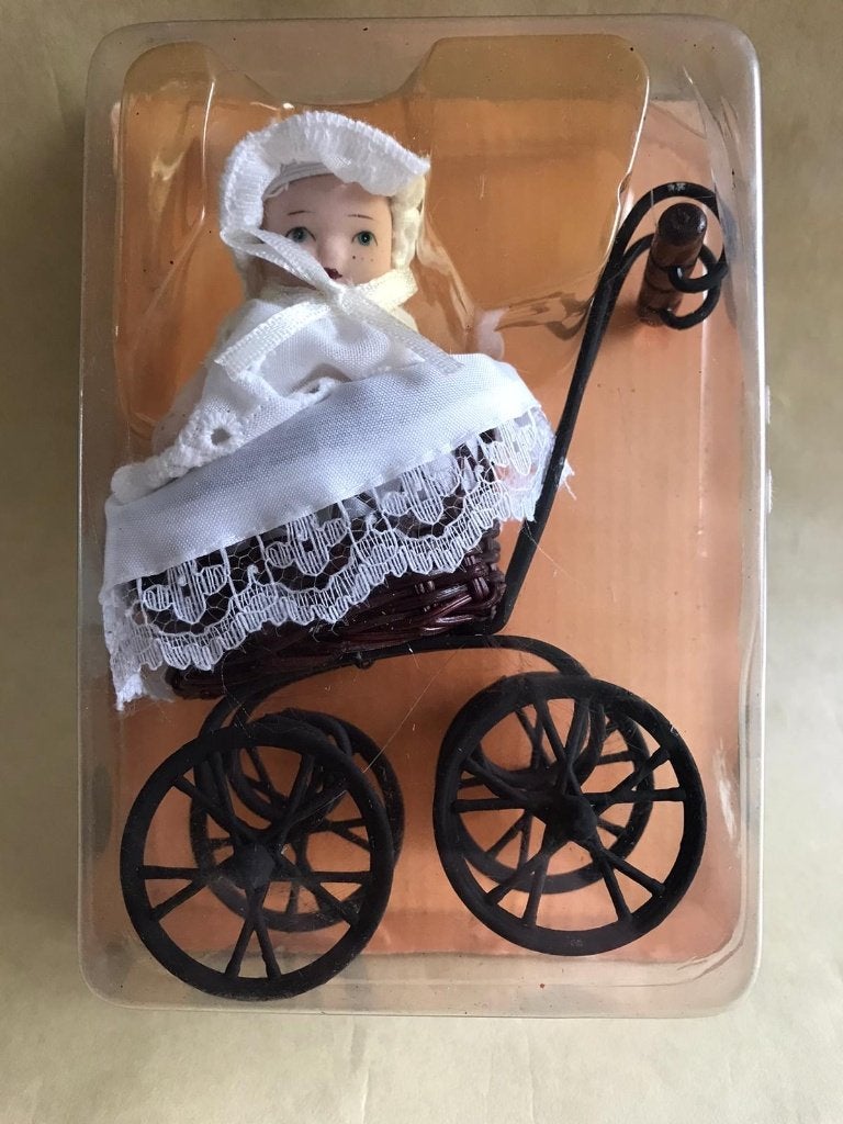 Vintage Popje in Wandelwagen 11 cm NIEUW, Ophalen of Verzenden, Nieuw, Pop