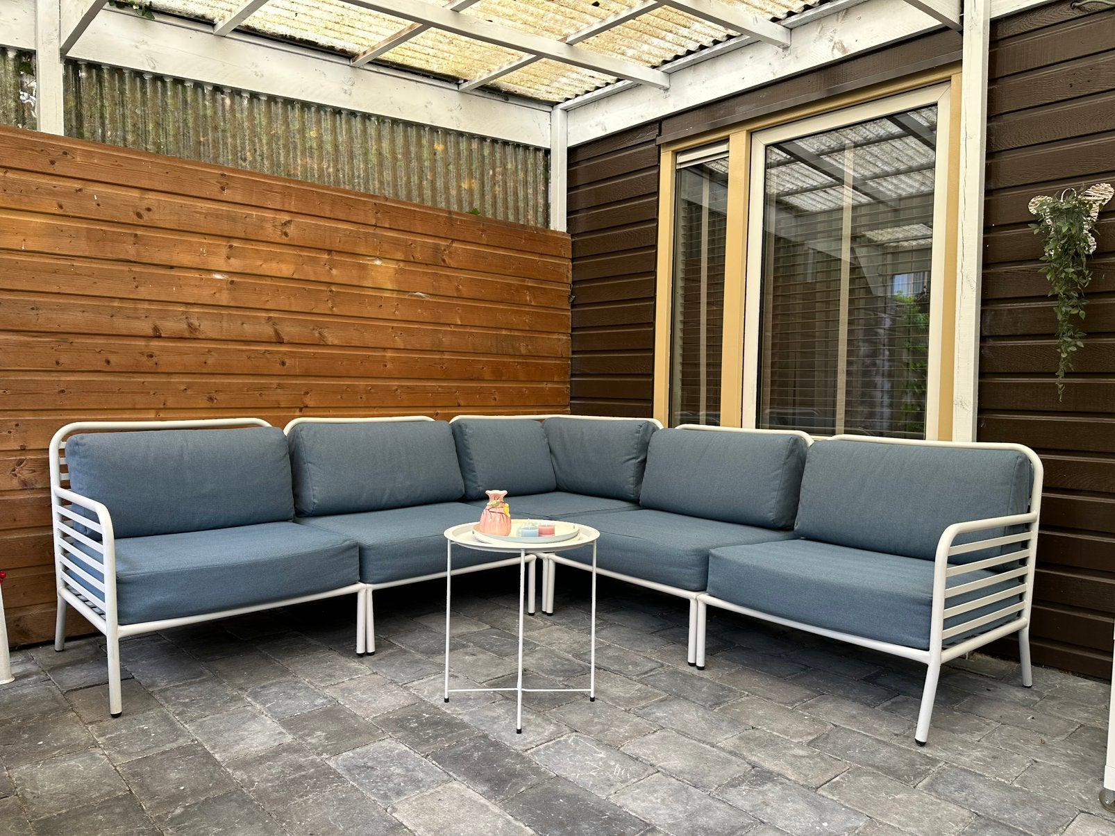 Moderne loungeset – wit metalen frame  met blauwe kussens, Tuin en Terras, Ophalen, Overige materialen, Gebruikt, Loungeset