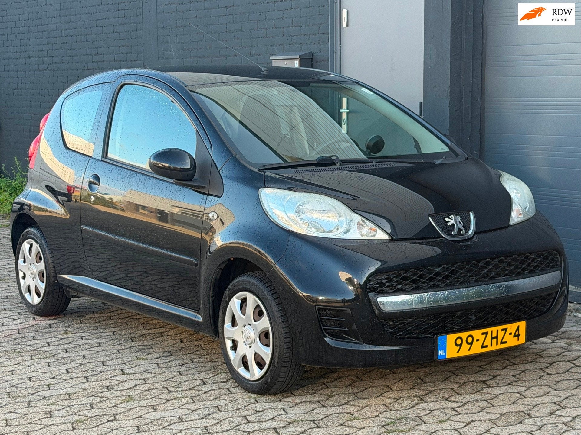Peugeot 107 1.0-12V Black & Silver AIRCO APK TOERENTELLER, Voorwielaandrijving, Euro 5, Stof, Gebruikt