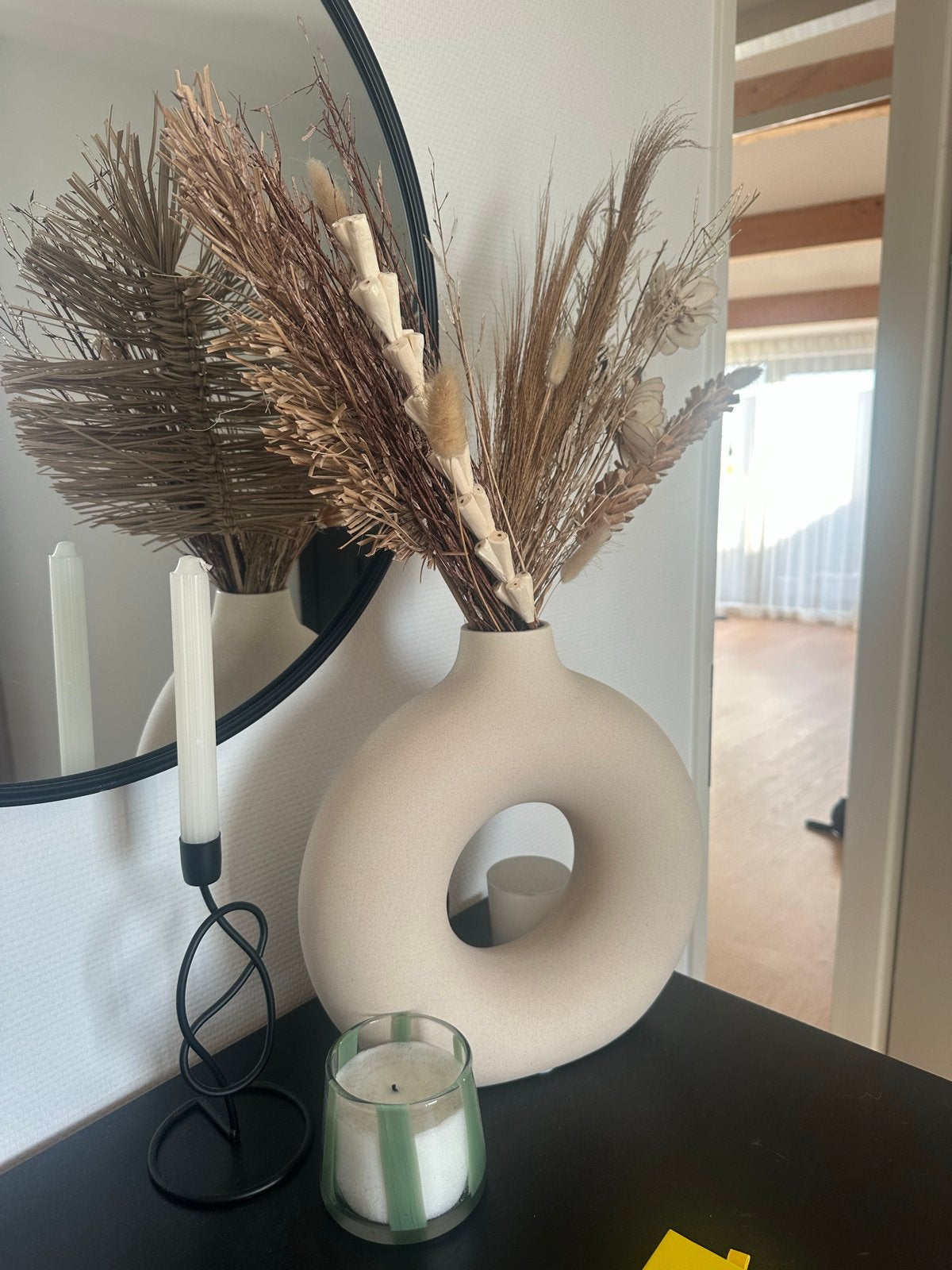 Moderne beige donut 30cm vaas met droogbloemen, Ophalen, Beige, Zo goed als nieuw, Geschikt voor droogbloemen