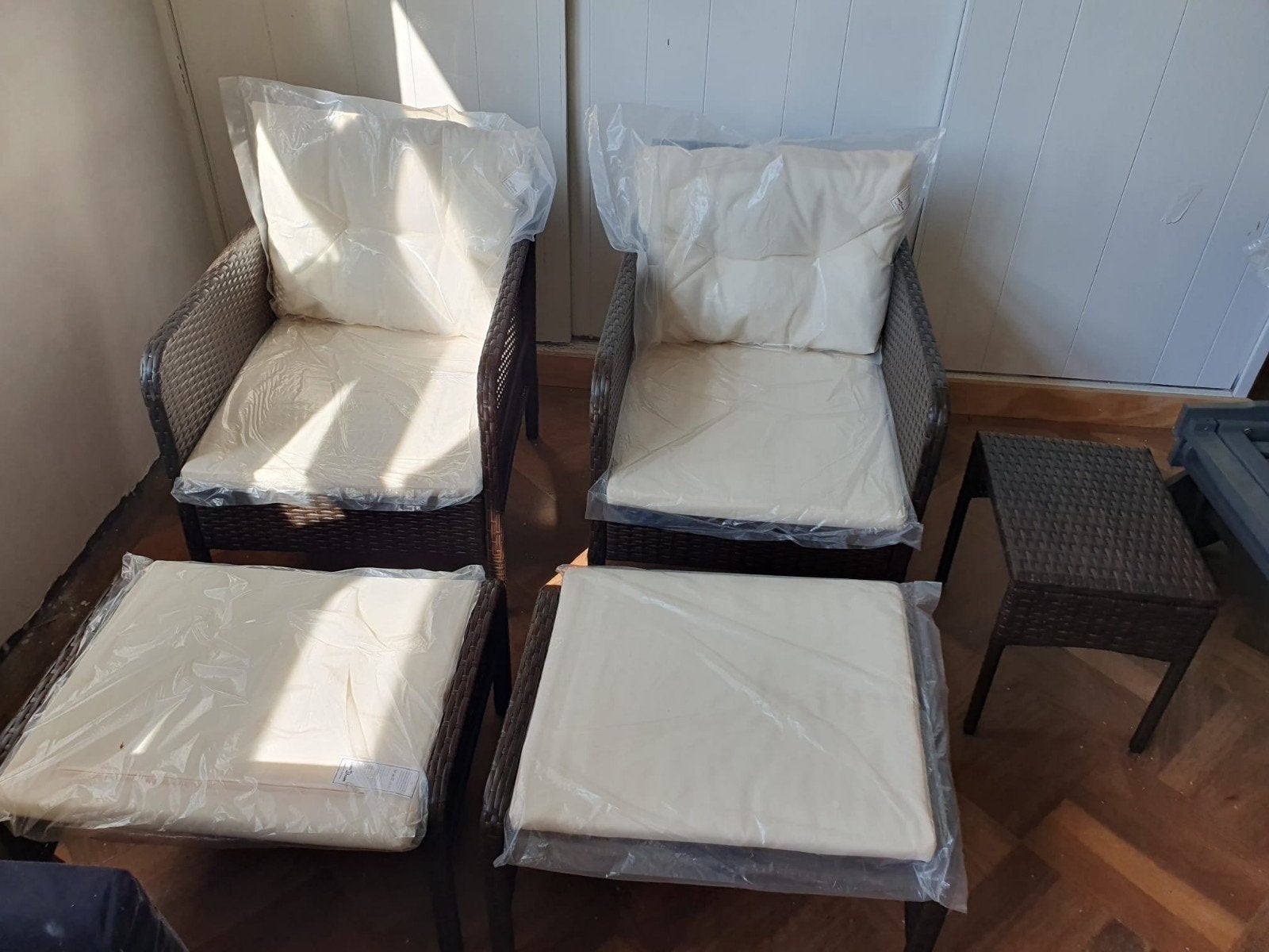 tuinset polyratan 2 stoelen met kussens incl. voetenbankje, Tuin en Terras, Kunststof, Bijzettafel, Nieuw, Tuinset