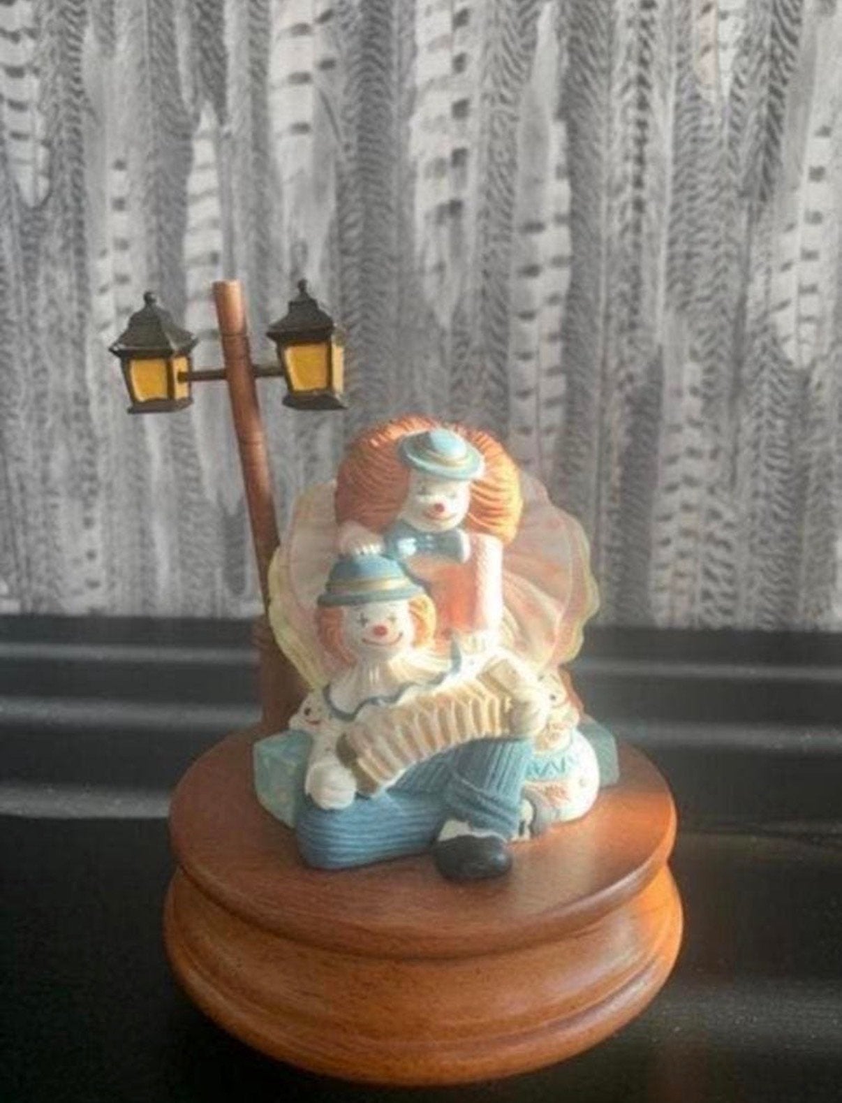 Vintage speeldoos clown met accordeon en lantaarnpaal, Ophalen of Verzenden, Gebruikt, Mens